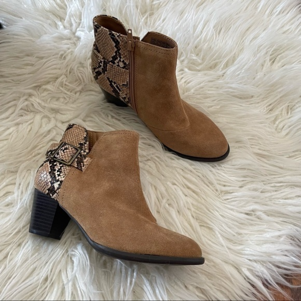Vionic‎ Naomi tan suede snake print booties size 6.5